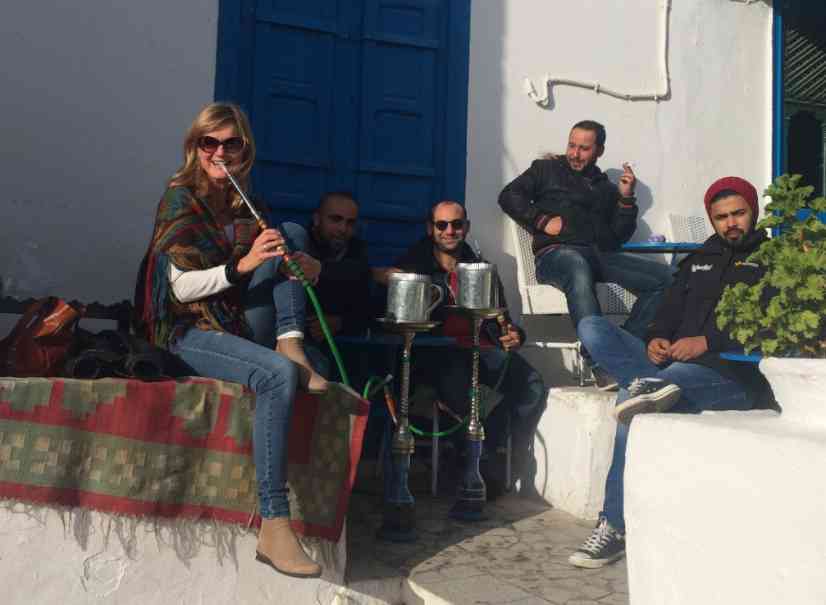 Frau raucht Shisha mit einer Gruppe von jungen Männern