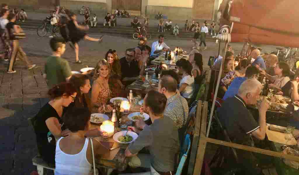 Abendessen mit Gruppe auf der Piazza Santo Spirito in Florenz