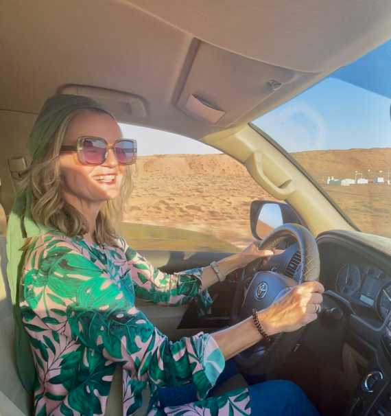 Frau im Jeep bei Wüstenfahrt