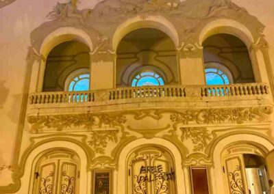 Die Oper von Tunis am Abend, die Treppen zum Eingang