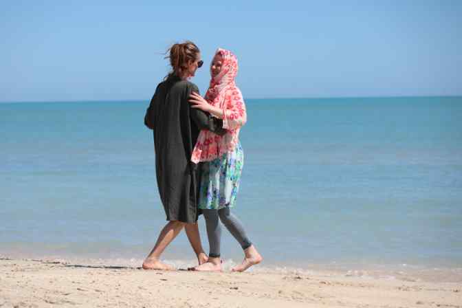 Tango am Srand mit zwei Frauen vor einem türkisblauem Meer