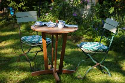 Gartenset aus Tisch und zwei Stühlen