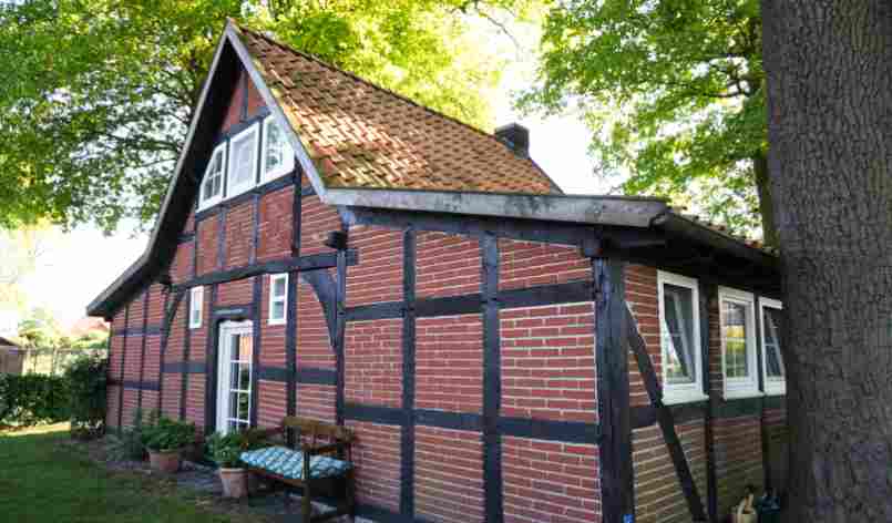 Kleines Niedersachsenhaus mit Spitzdach und Seitenanbau