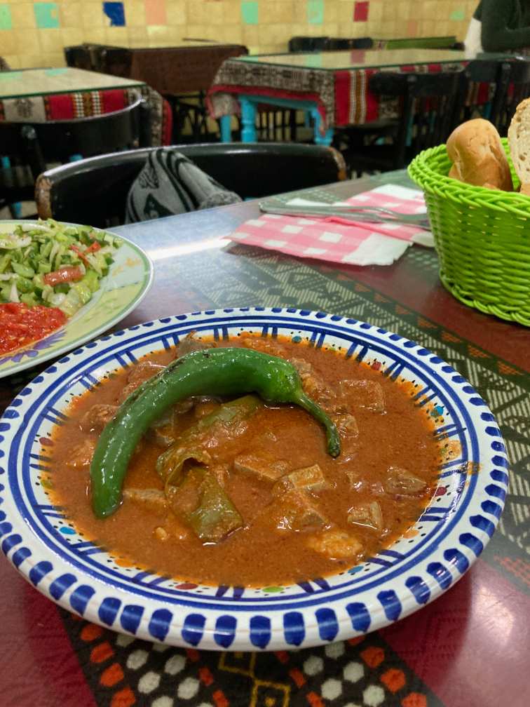 Essensteller mit grüner Chillischote