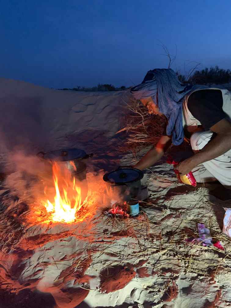 Beduine am Lagerfeuer in Wüste