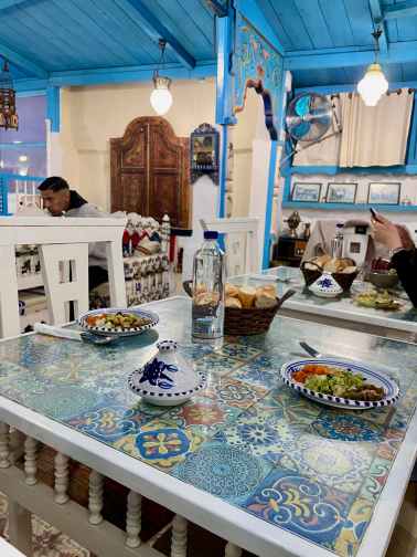 Gedeckter Tisch in Restaurant mit arabischer Dekoration