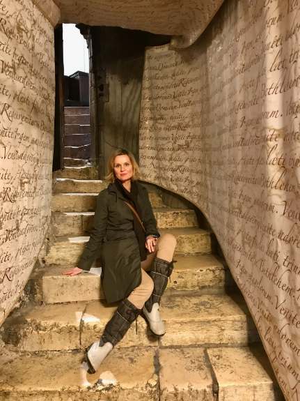 Frau auf Treppe in Bethlehem