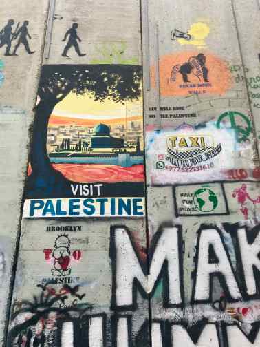 Mauer mit Aufschrift und Logo Visit Palestine