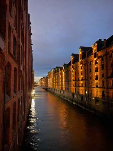 Kanal in Kajenstadt Hamburg zur Abendstimmung