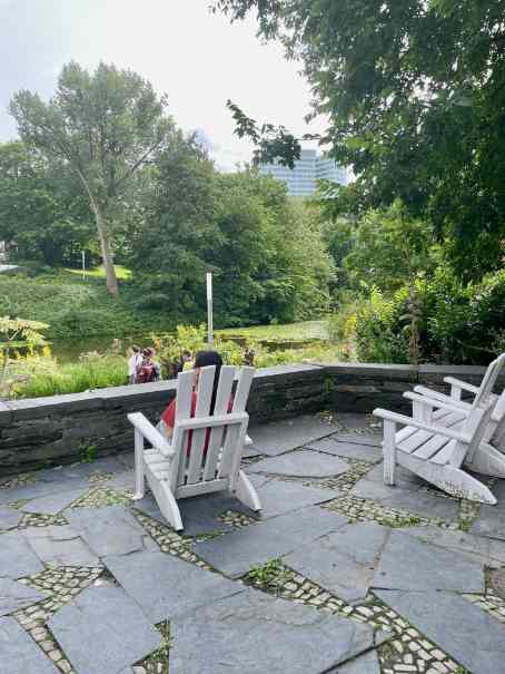 Zwei Liegestühle auf Terrasse