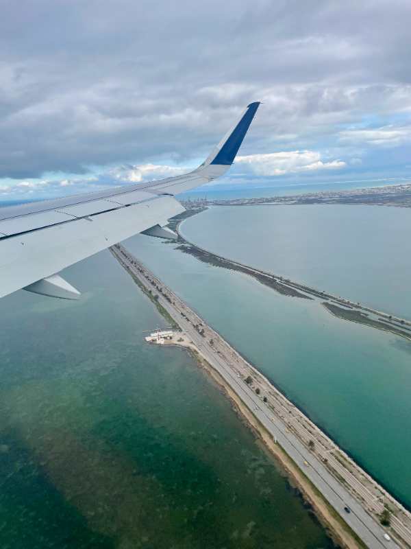 Flugzeugflügel über Wasser