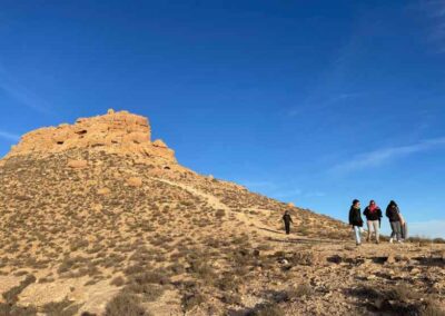 Berg mit blauem Himmel und Wandergruppe davor