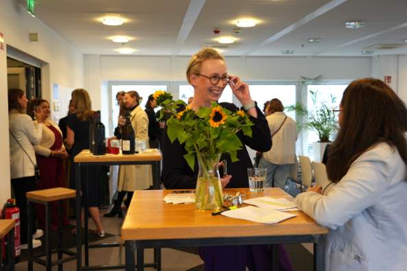 Frau an Tisch auf Konferenz