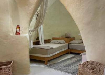 Blick in ein Schlafzimmer in weiß getünchter Höhlenwohnung