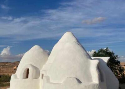 Haus mit spitzem Dach in weiß getüncht