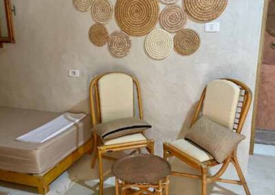 Zwei Korstühle in Zimmer mit weißen Wänden