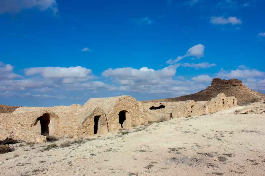 Eine alte Festung vor einer Zitadellenstadt auf einem Berggipfel