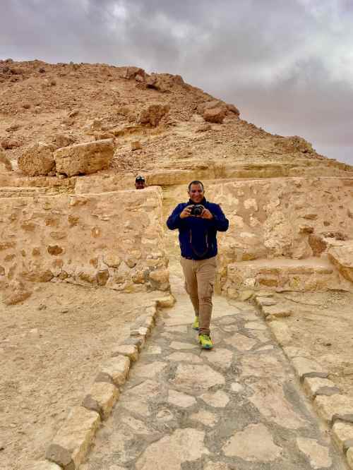 Mann mit Fotoapparat vor einem Berg