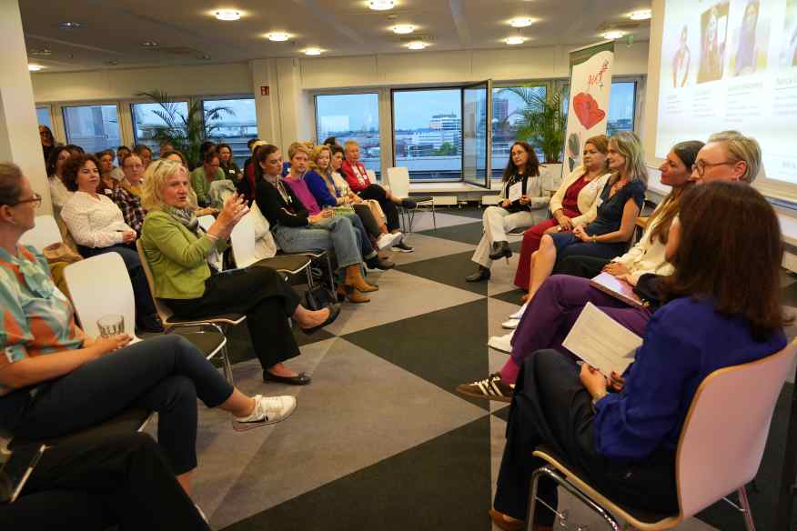 Susanne Stukenberberg im Paneltalk mit anderen Frauen.