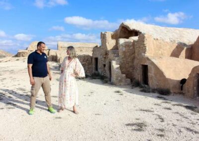 Zwei Menschen in Berberfestung vor blauem Himmel