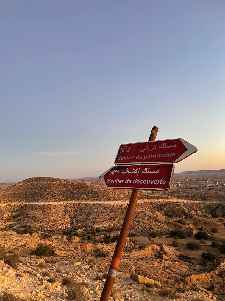 Wegweiser in Gebirge