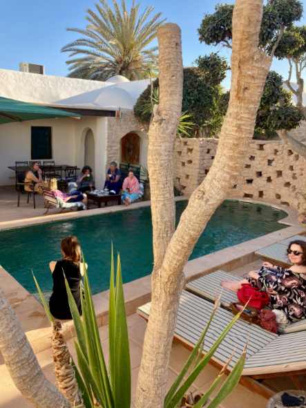 Innenhof mit Pool und Menchen auf Liegestühlen