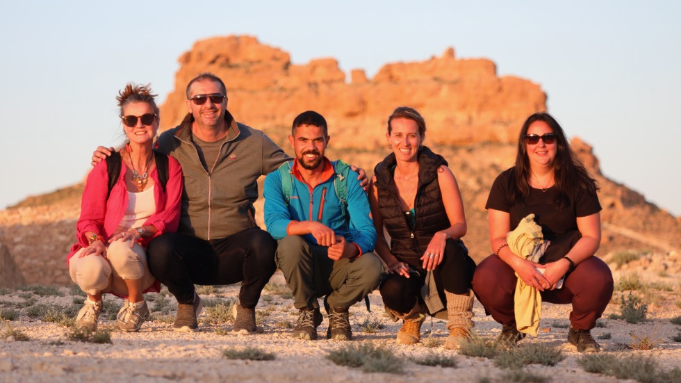 Grupper Menschen vor einem Berg