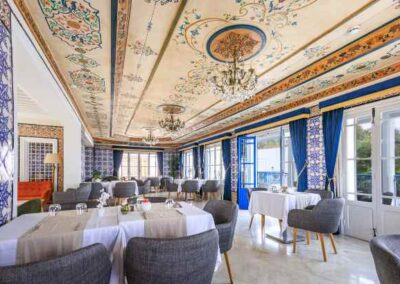 Restaurant mit kunstvoll verzierter Decke und bemaltem Holz