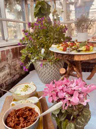 Buffet Essen mit Blumen