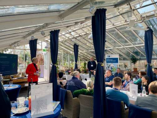 Gesellschaft in Pflanzenhaus-Restaurant