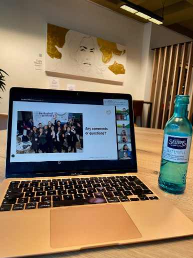 Laptop und Wasserflasche in Konferenzraum mit Kunstdruck im Hintergrund
