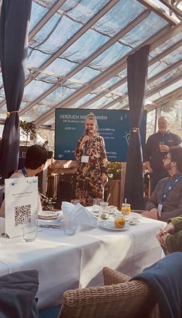 Susanne Stukenberg auf Bühne in Glaushaus