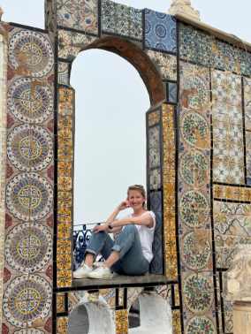 Frau sitz in einem gekachelten Fensterrahmen