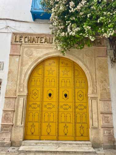 Alte Tür aus Holz in gelb in Tunis mit tradtionellen Verzierungen