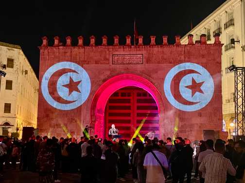 Lichtinstallation vor mittelalterlichem Stadt-Torbogen in Tunis