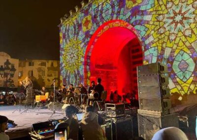 Lichtinstallation an historischer Stadtmauer und unter Torbogen